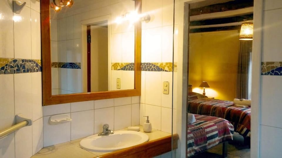 Combined shower/tub, deep soaking tub, rainfall showerhead