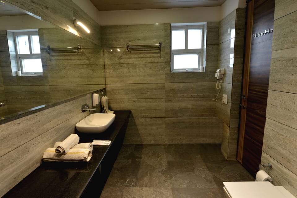 Royal Room, 1 King Bed | Bathroom | Shower, rainfall showerhead, free toiletries, slippers