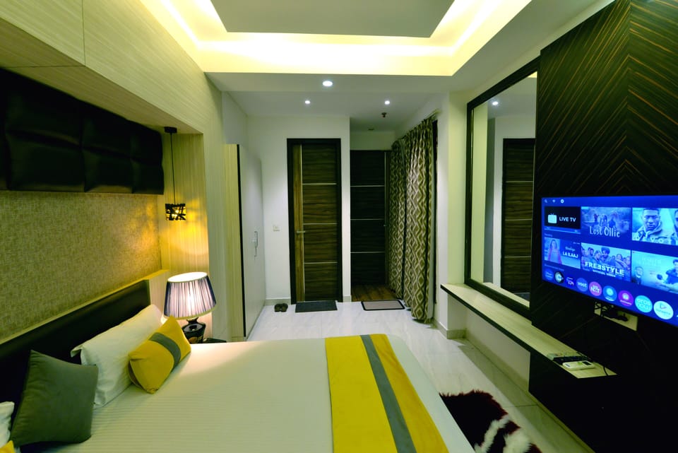 Deluxe Room, 1 King Bed, Accessible, City View | Individually decorated, individually furnished, desk, laptop workspace