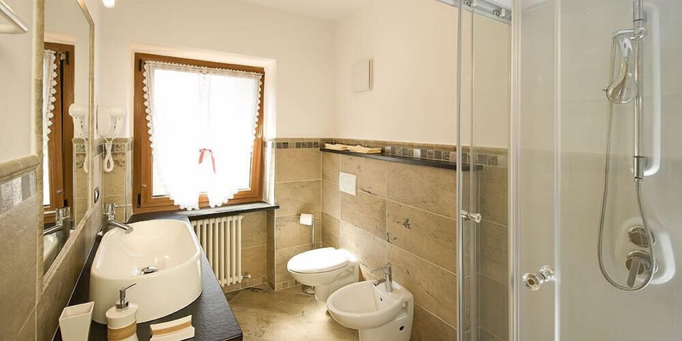 Double Room | Bathroom | Shower, rainfall showerhead, hair dryer, bidet