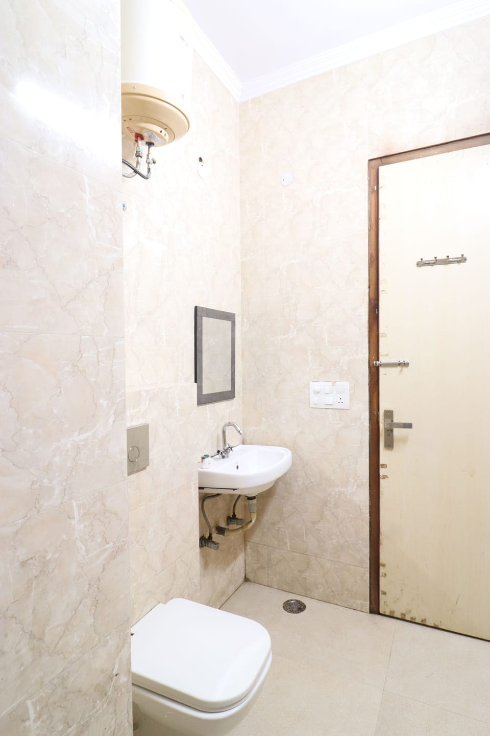 Deluxe Room, 1 Double Bed, Non Smoking | Bathroom | Shower, free toiletries, towels
