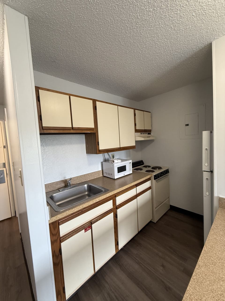 Full-size fridge, microwave, oven, stovetop