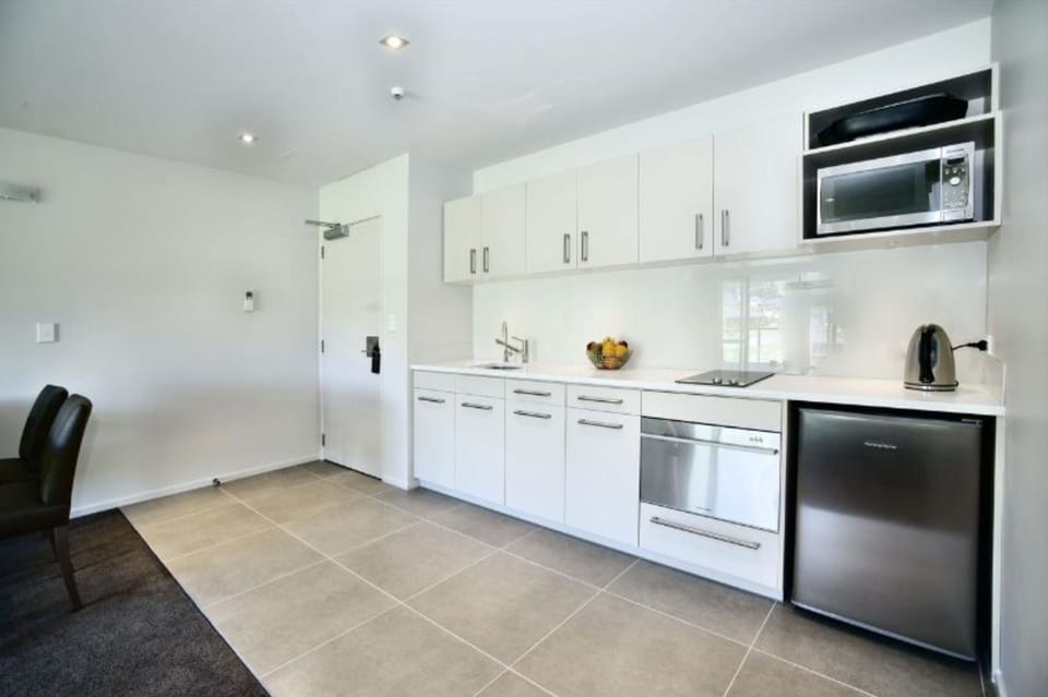 St James Suite | Private kitchen | Coffee/tea maker, fridge, microwave, stovetop