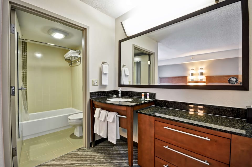Combined shower/tub, designer toiletries, hair dryer, towels