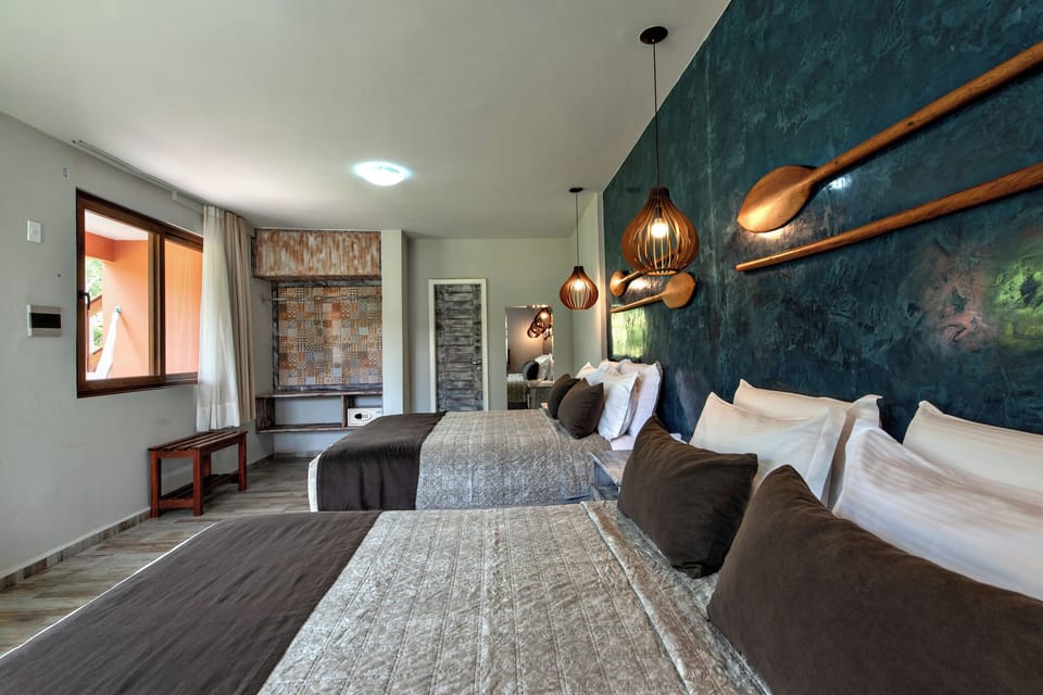 Quarto Familiar | Minibar, in-room safe, individually decorated, individually furnished