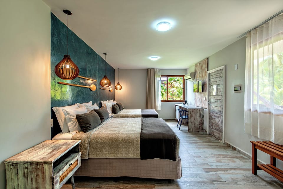 Quarto Familiar | Minibar, in-room safe, individually decorated, individually furnished