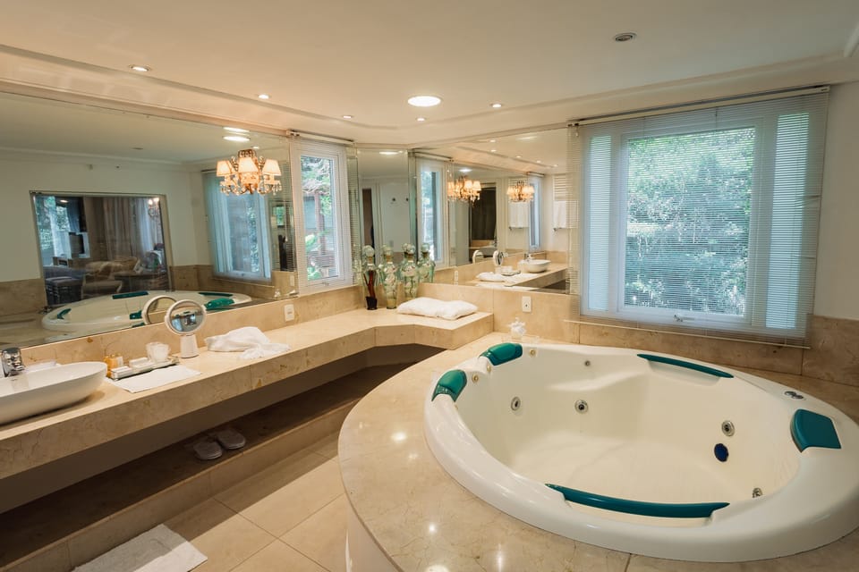Suite Real | Bathroom | Combined shower/tub, jetted tub, hair dryer, bathrobes