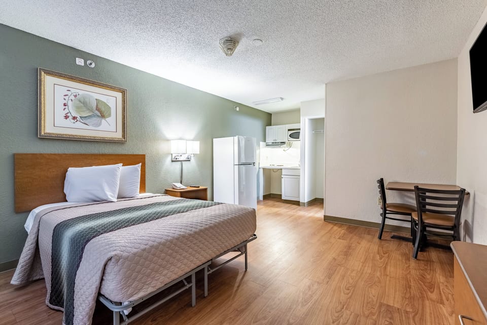 Laptop workspace, blackout drapes, WiFi (free), bed sheets