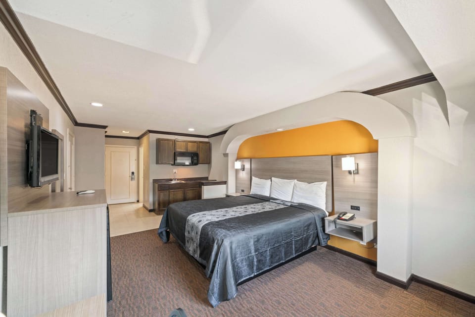 Room, 1 King Bed, Non Smoking, Kitchenette | Blackout drapes, iron/ironing board, cribs/infant beds, rollaway beds