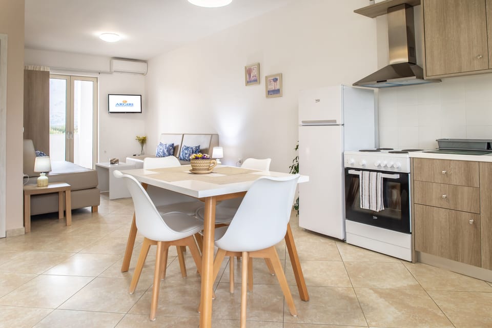 Deluxe Apartment | Living area | Flat-screen TV