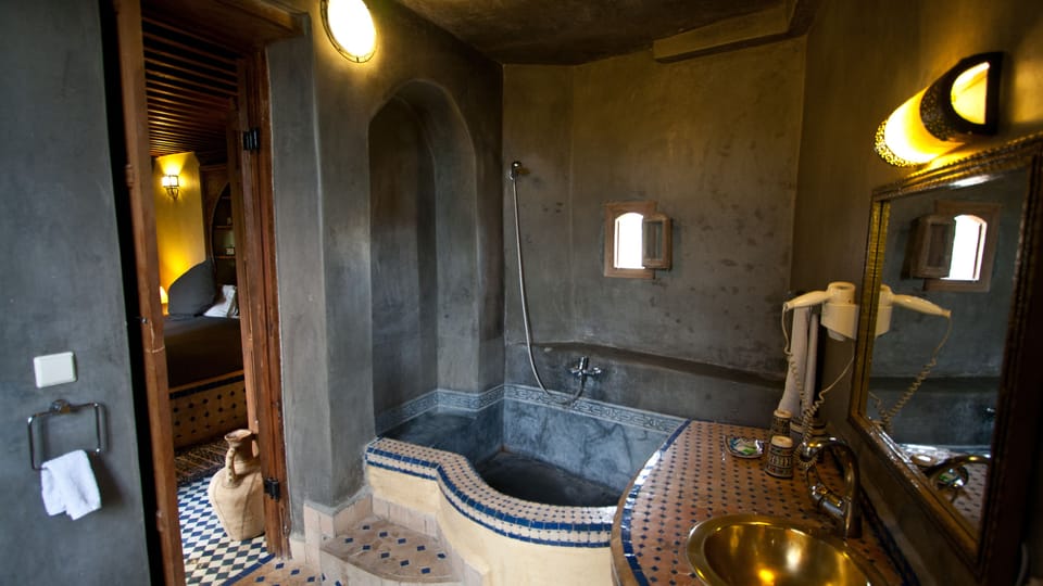 Superior Double Room | Bathroom | Hair dryer, towels