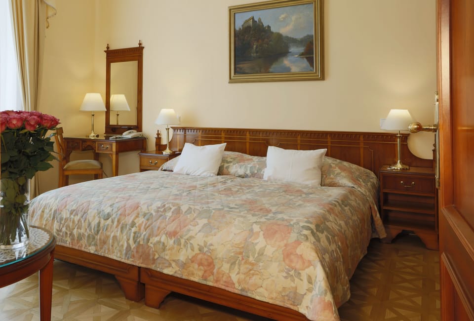 Standard Suite | In-room safe, desk, laptop workspace, blackout drapes