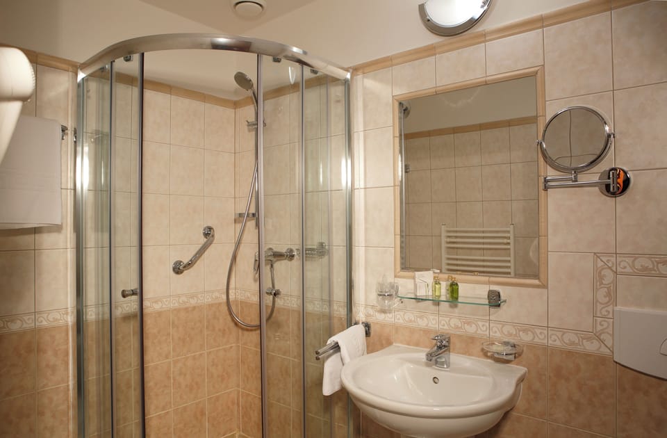 Comfort Double Room | Bathroom | Free toiletries, hair dryer, slippers, towels