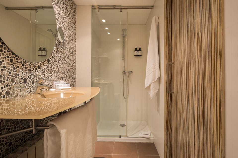 Standard Double Room | Bathroom shower