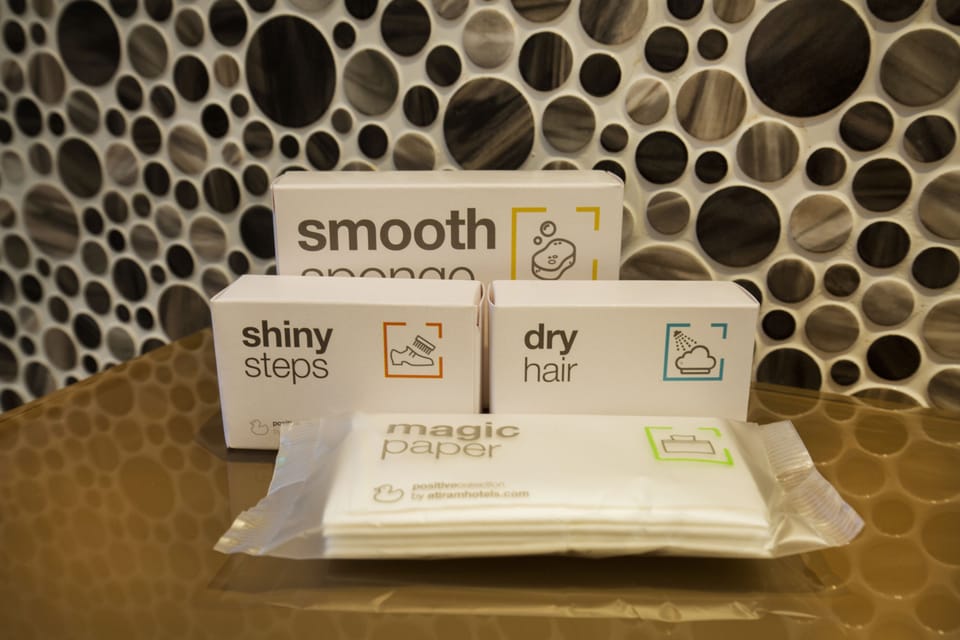 Combined shower/tub, free toiletries, hair dryer, towels
