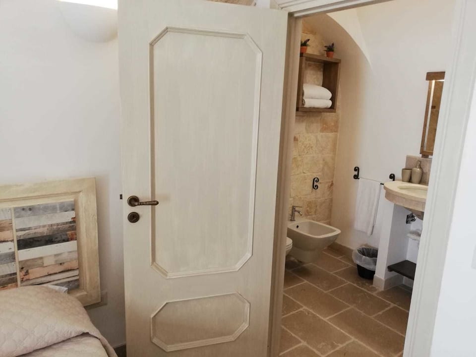 Deluxe Apartment | Bathroom | Shower, towels