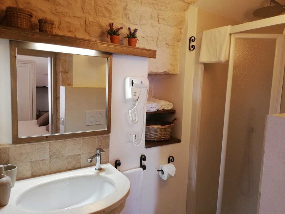 Superior Apartment | Bathroom | Shower, towels