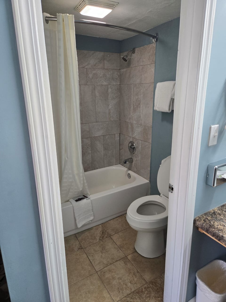 Standard Single Room, 1 King Bed | Bathroom | Combined shower/tub, free toiletries, towels