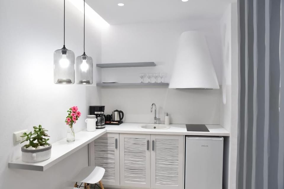 Fridge, espresso maker, coffee/tea maker, electric kettle