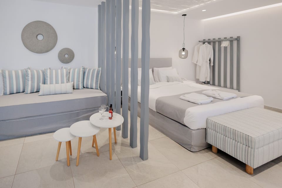 Deluxe Suite, Sea View | 1 bedroom, in-room safe, desk, soundproofing