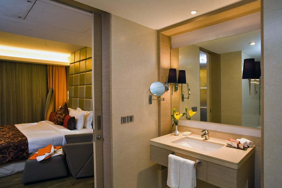 Premium bedding, in-room safe, desk, iron/ironing board