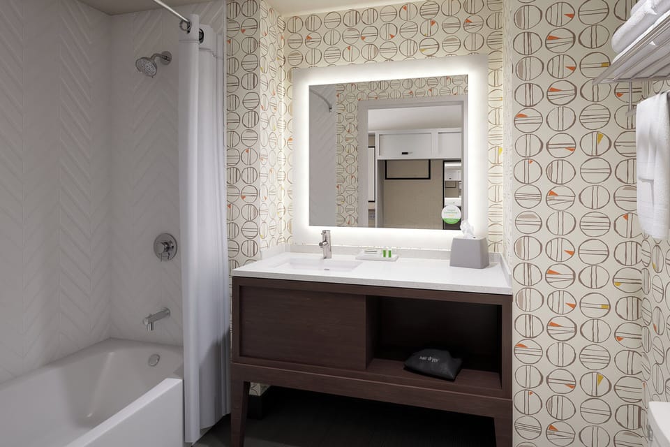 Combined shower/tub, free toiletries, hair dryer, towels