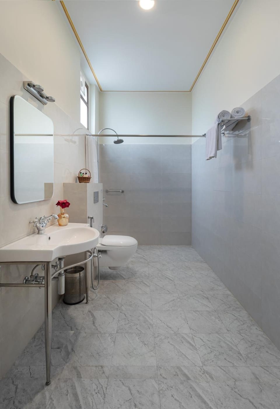 Shower, rainfall showerhead, free toiletries, hair dryer