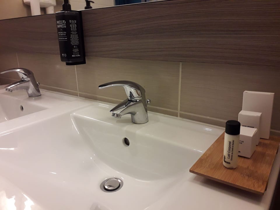 Bathroom sink