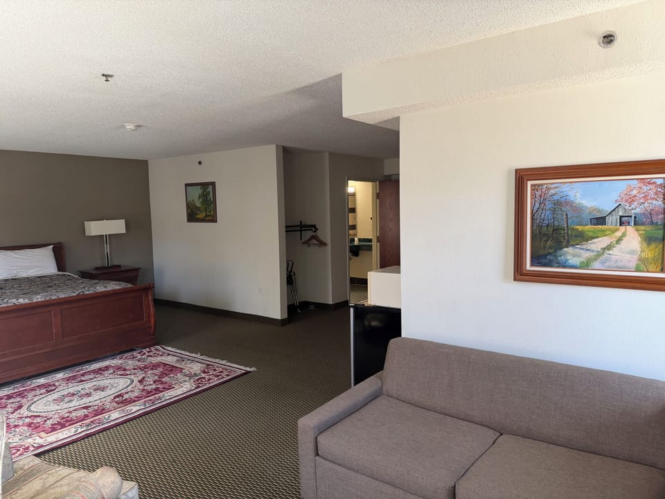 Honeymoon Suite, Non Smoking | Pillowtop beds, desk, iron/ironing board, free WiFi