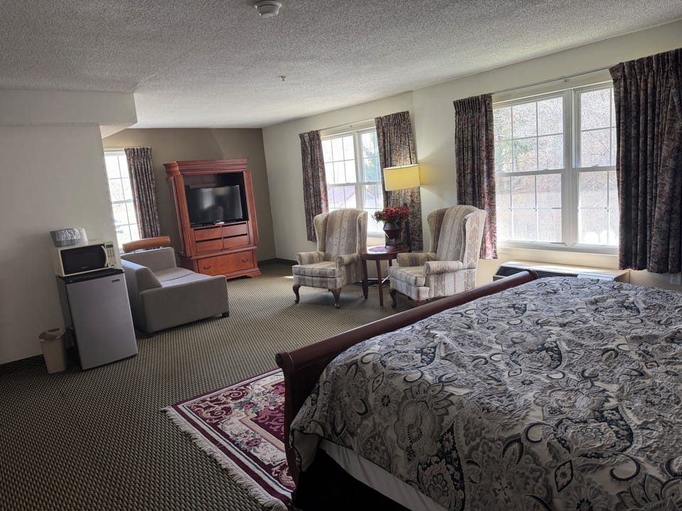 Honeymoon Suite, Non Smoking | Pillowtop beds, desk, iron/ironing board, free WiFi