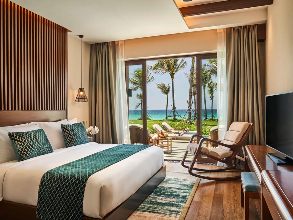Premium bedding, down comforters, minibar, in-room safe