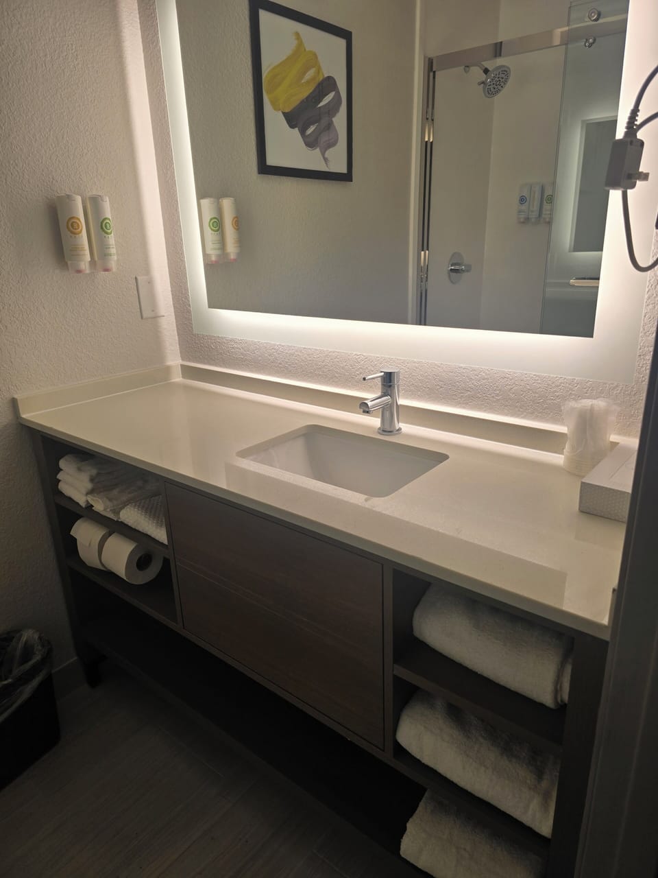 Combined shower/tub, free toiletries, hair dryer, towels
