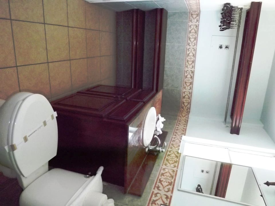 Standard Double Room | Bathroom | Shower, towels