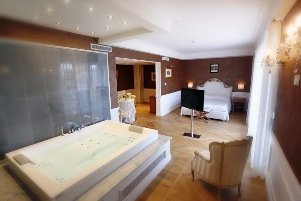 Suite, Jetted Tub | Premium bedding, minibar, in-room safe, soundproofing