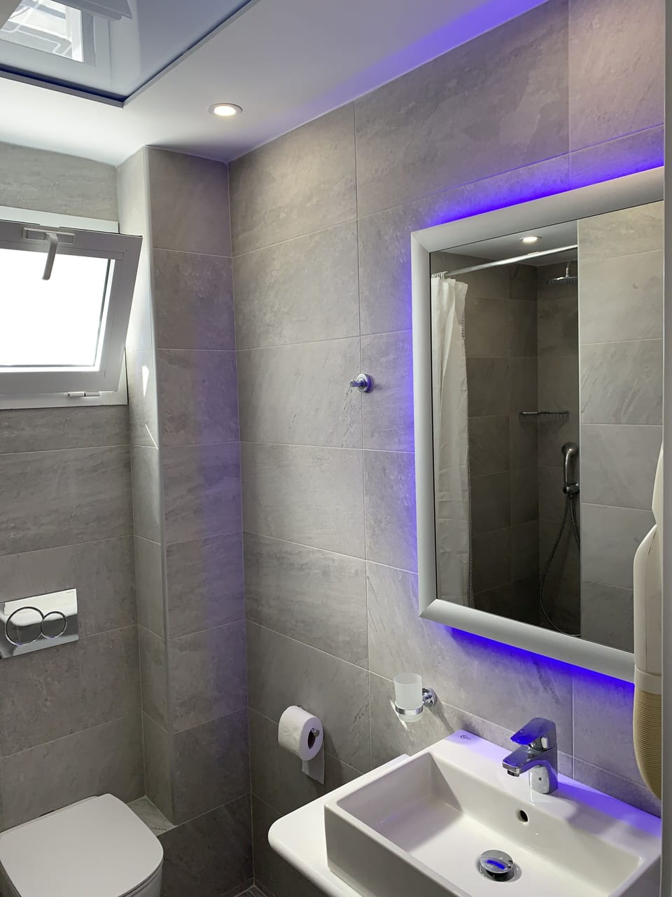 Shower, rainfall showerhead, free toiletries, hair dryer