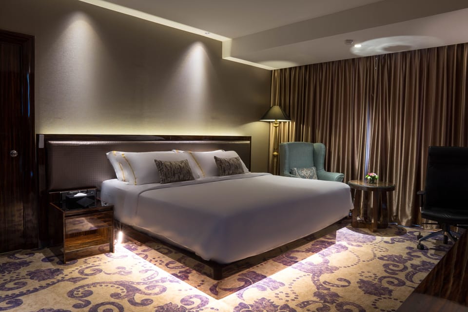 Arista Suite | Minibar, in-room safe, desk, soundproofing