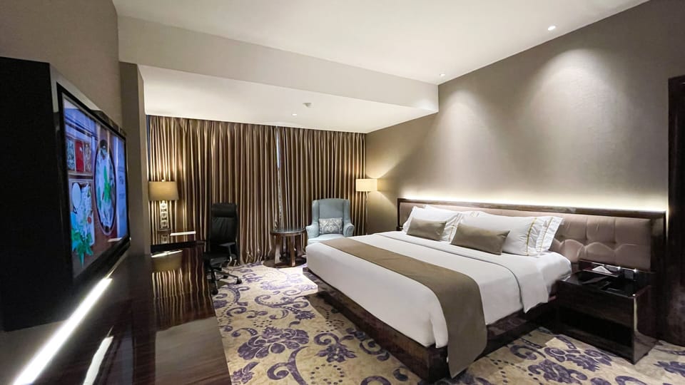 Executive Suite | Minibar, in-room safe, desk, soundproofing