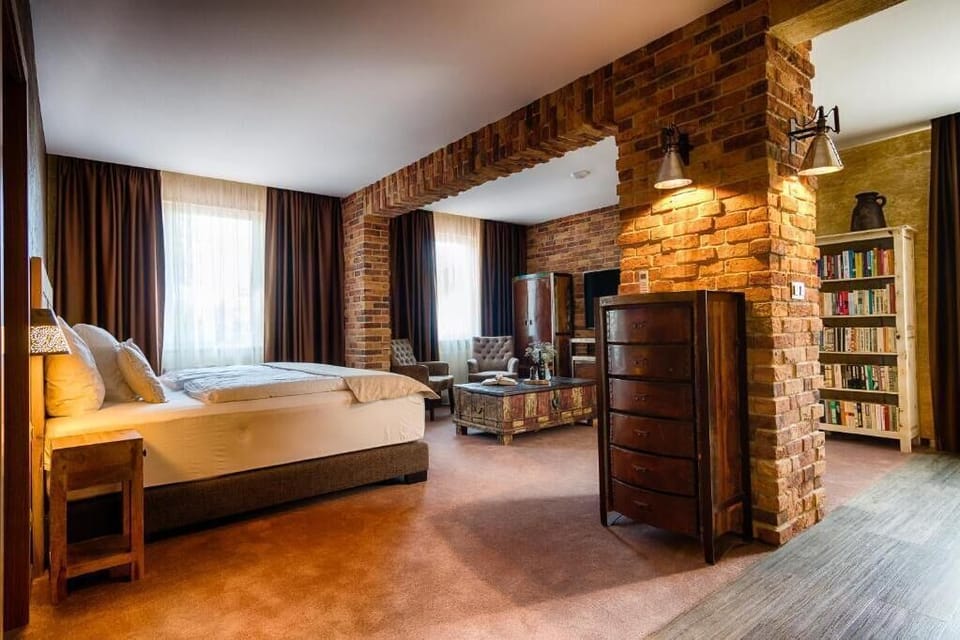 Deluxe Studio | Minibar, in-room safe, laptop workspace, soundproofing