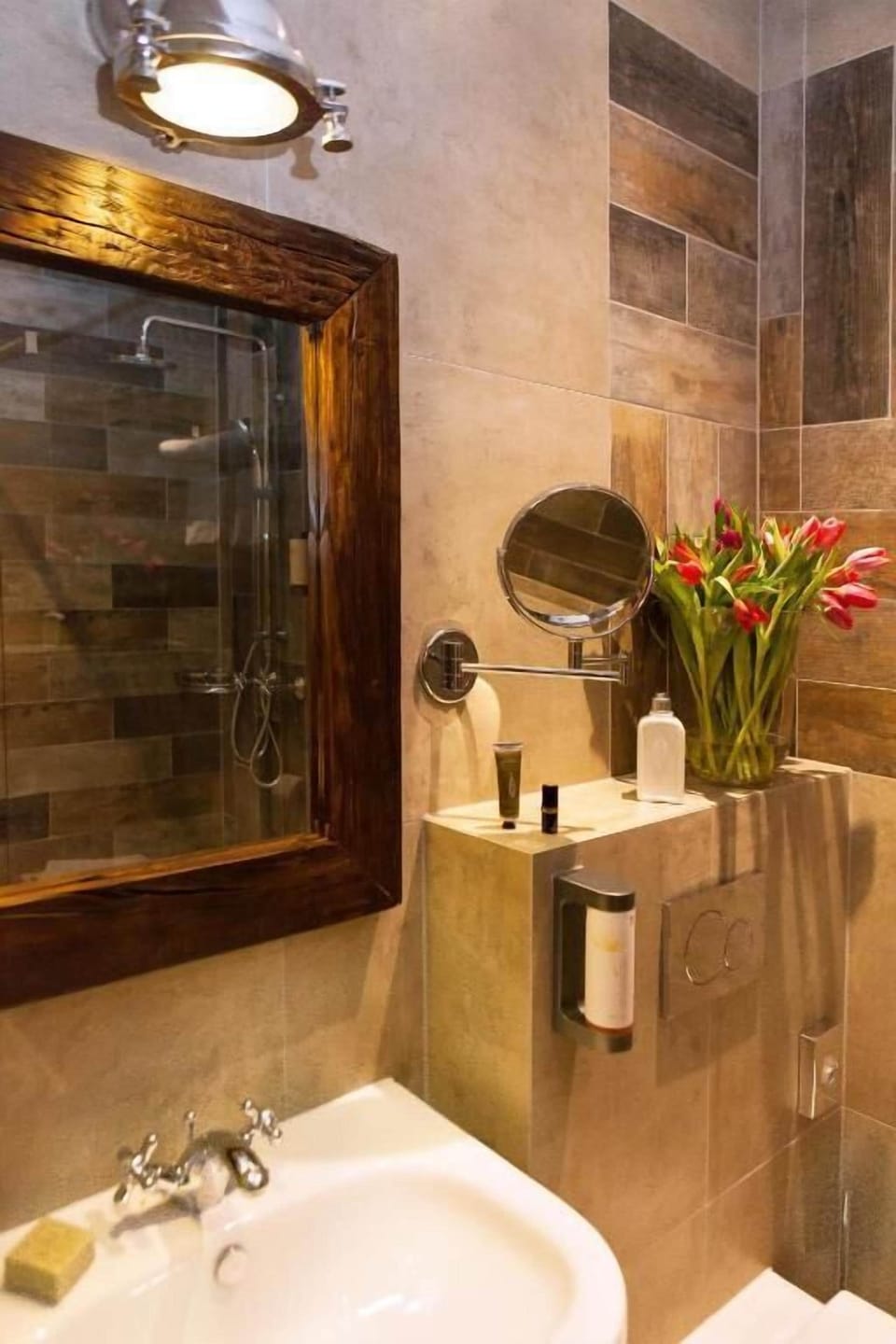 Deluxe Double or Twin Room | Bathroom | Free toiletries, hair dryer, towels, soap