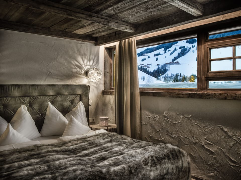 Alm Suite | Hypo-allergenic bedding, minibar, in-room safe, desk