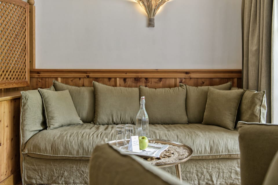 Junior Suite Kristall | Living area | Flat-screen TV
