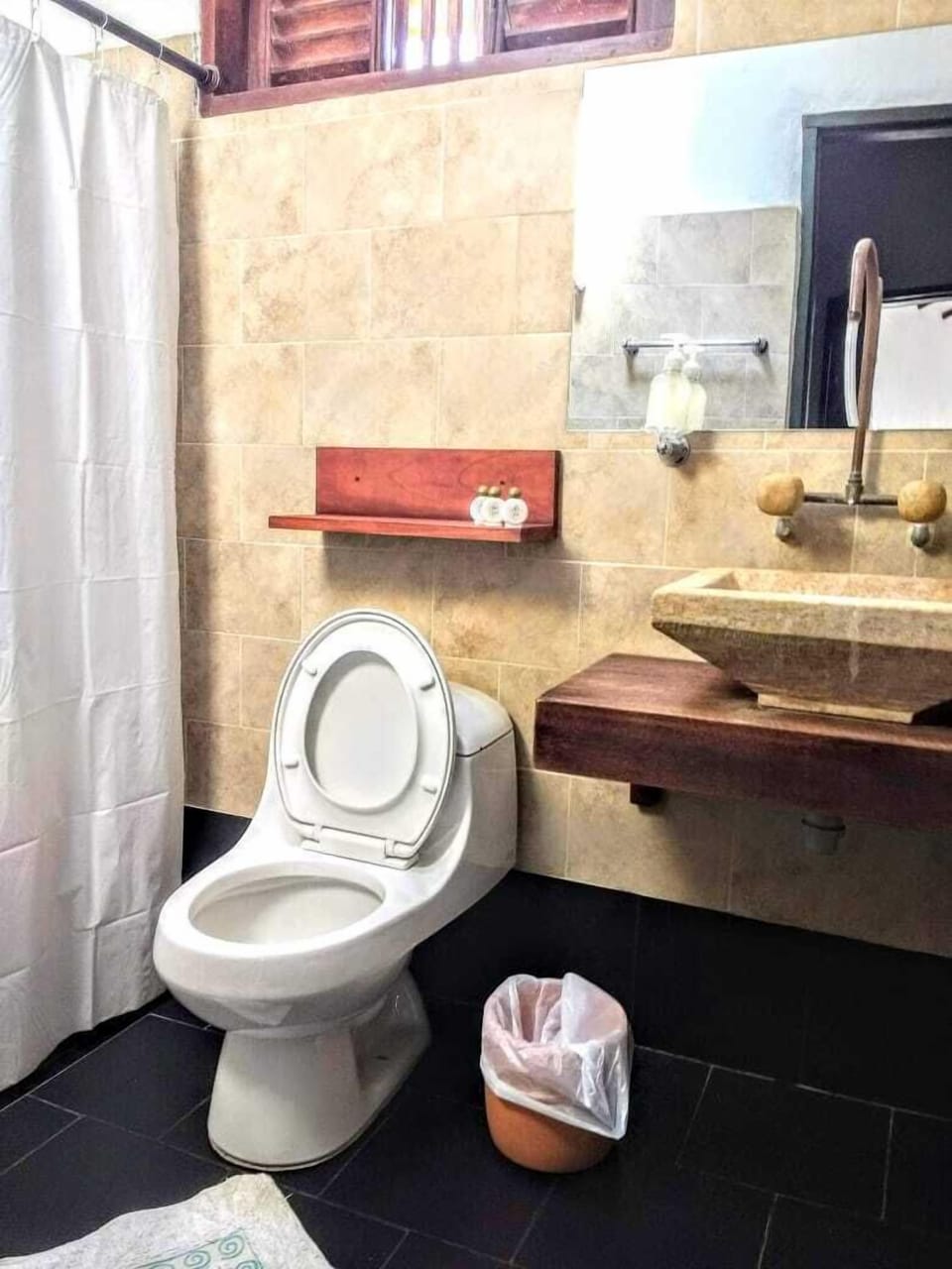 Shower, free toiletries, towels