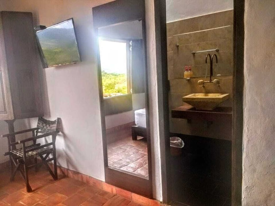 Shower, free toiletries, towels
