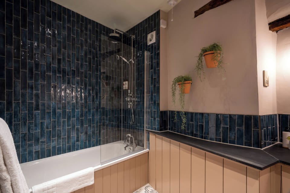 Double Room, Ensuite (Four Poster Bed) | Bathroom | Shower, hair dryer, towels