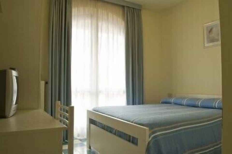 Double Room with Extra Bed | Desk, soundproofing, cribs (free), rollaway beds (surcharge)