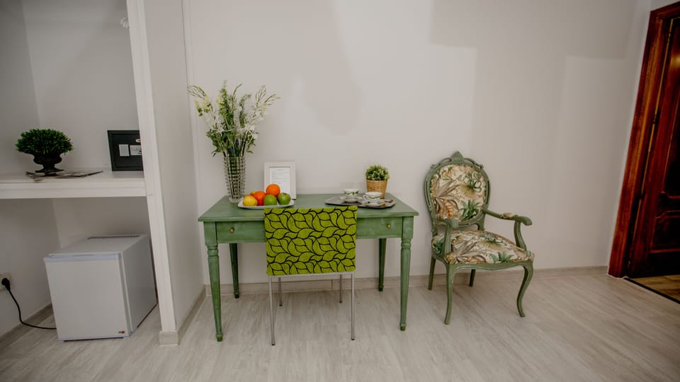Twin Room | In-room dining