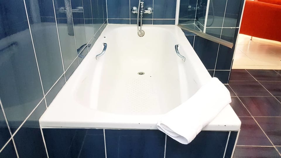 Superior Double Room | Bathroom | Combined shower/tub, hair dryer, towels