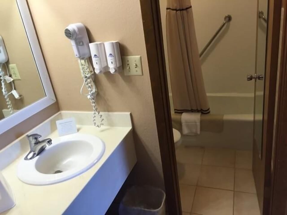 Combined shower/tub, free toiletries, hair dryer, towels