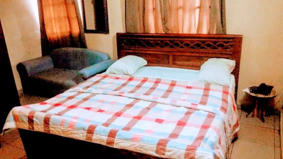Minibar, individually furnished, laptop workspace, iron/ironing board