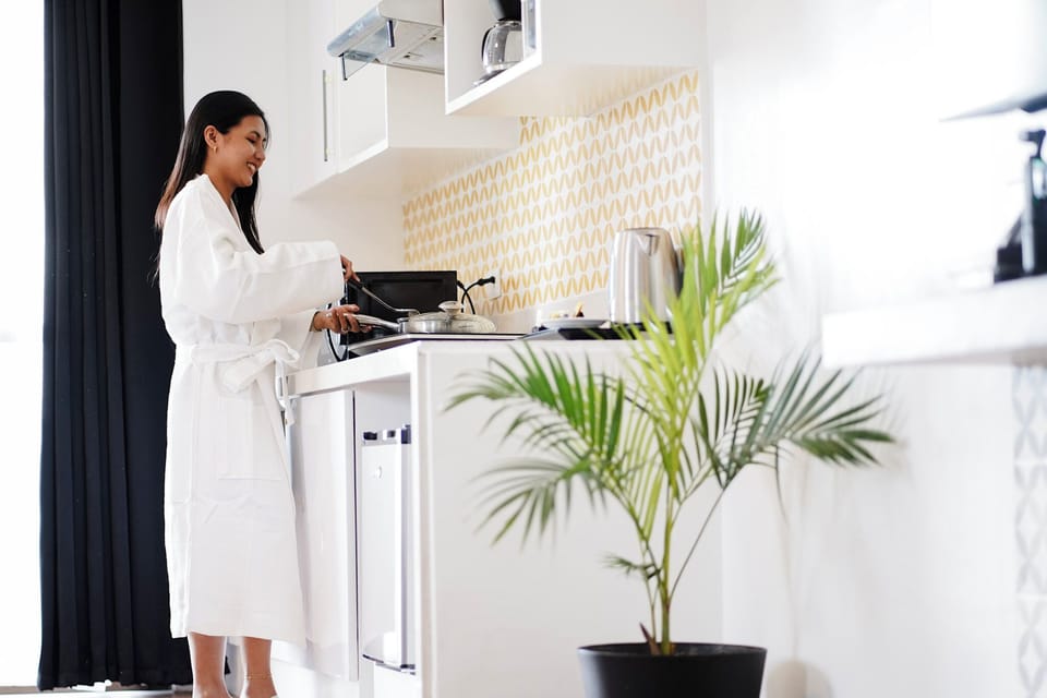 Business Executive | Private kitchen | Full-size fridge, microwave, stovetop, electric kettle